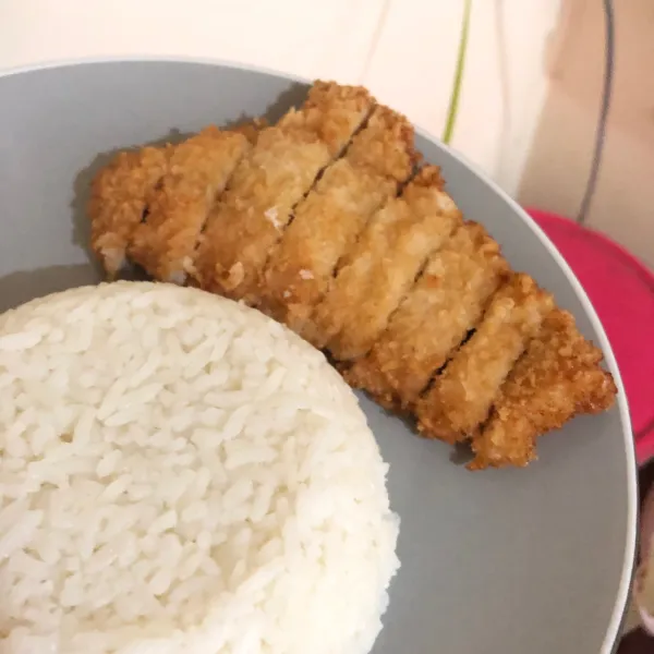 Siapkan nasi dan potong chicken katsu seperti di gambar.