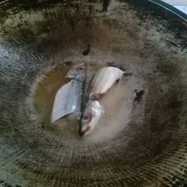 Goreng ikan sampai matang. Angkat.
