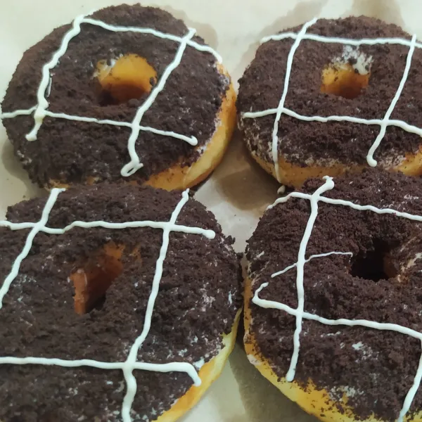 Celup permukaan donat ke coklat leleh.