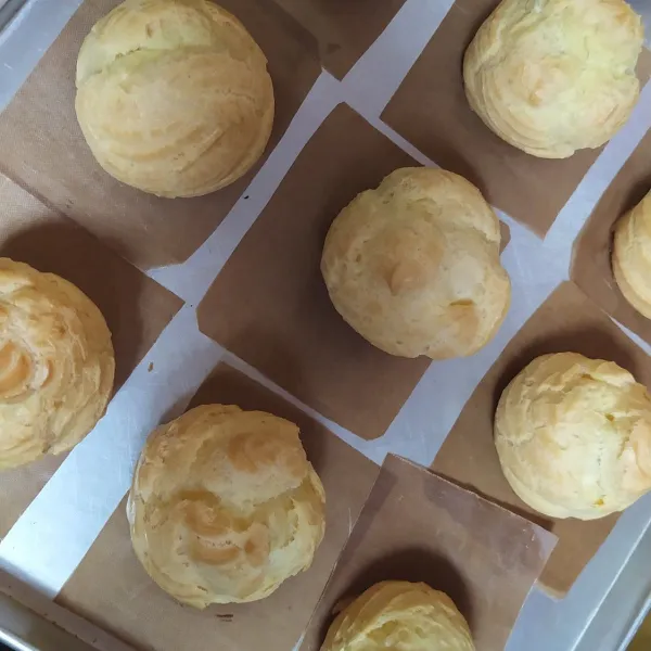 Panaskan oven, panggang dengan api besar selama 20 menit, lalu kecilkan apinya ke api sedang, lanjutkan memanggang selama 10 menit. Selama memanggang, pintu oven tidak boleh dibuka karena adonan yang sudah mengembang bisa kempes karena perubahan suhu yang mendadak. Suhu dan lama memanggang juga disesuaikan dengan oven masing-masing.