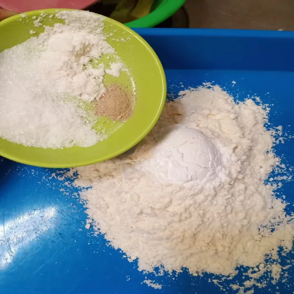 Sembari itu, buat bumbu keringnya yaitu tepung terigu, tapioka, garam, bubuk bawang putih, lada dan penyedap dicampurkan jadi satu