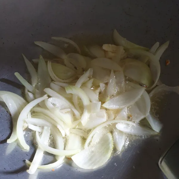 Tumis bawang bombay, bawang putih sampai layu.