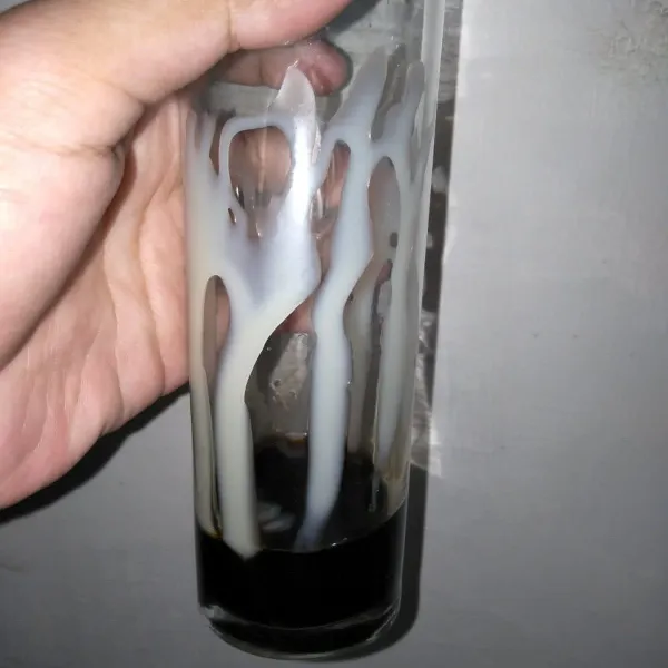 Tuang gula merah yang sudah dingin kedalam gelas tambahkan susu evaporasi.
