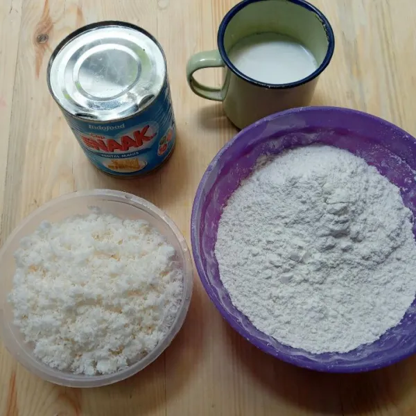 Siapkan bahan, campur tepung ketan dengan tepung beras.