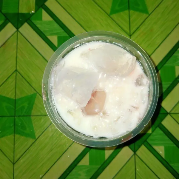 Masukkan susu cair campuran dari susu kental manis dan air.