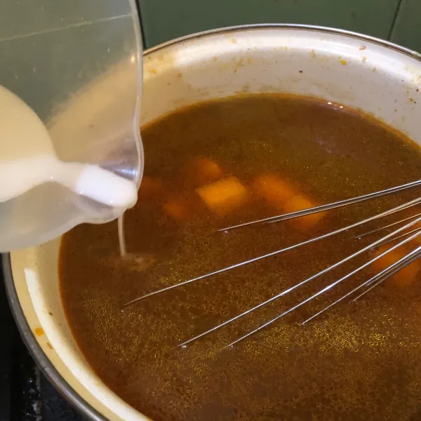 Larutkan 2 sdm tepung maizena dengan 4 sdm air, lalu masukkan kedalam panci sambil diaduk cepat agar tidak menggumpal. Aduk terus hingga saus curry mengental.