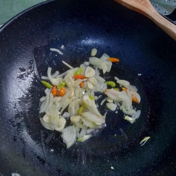 Tumis bombay, bawang putih dan cabai sampai layu.