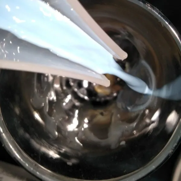Tuang susu kedalam gelas tambahkan whipping cream diatasnya dan beri garnish chocochips di atas nya.