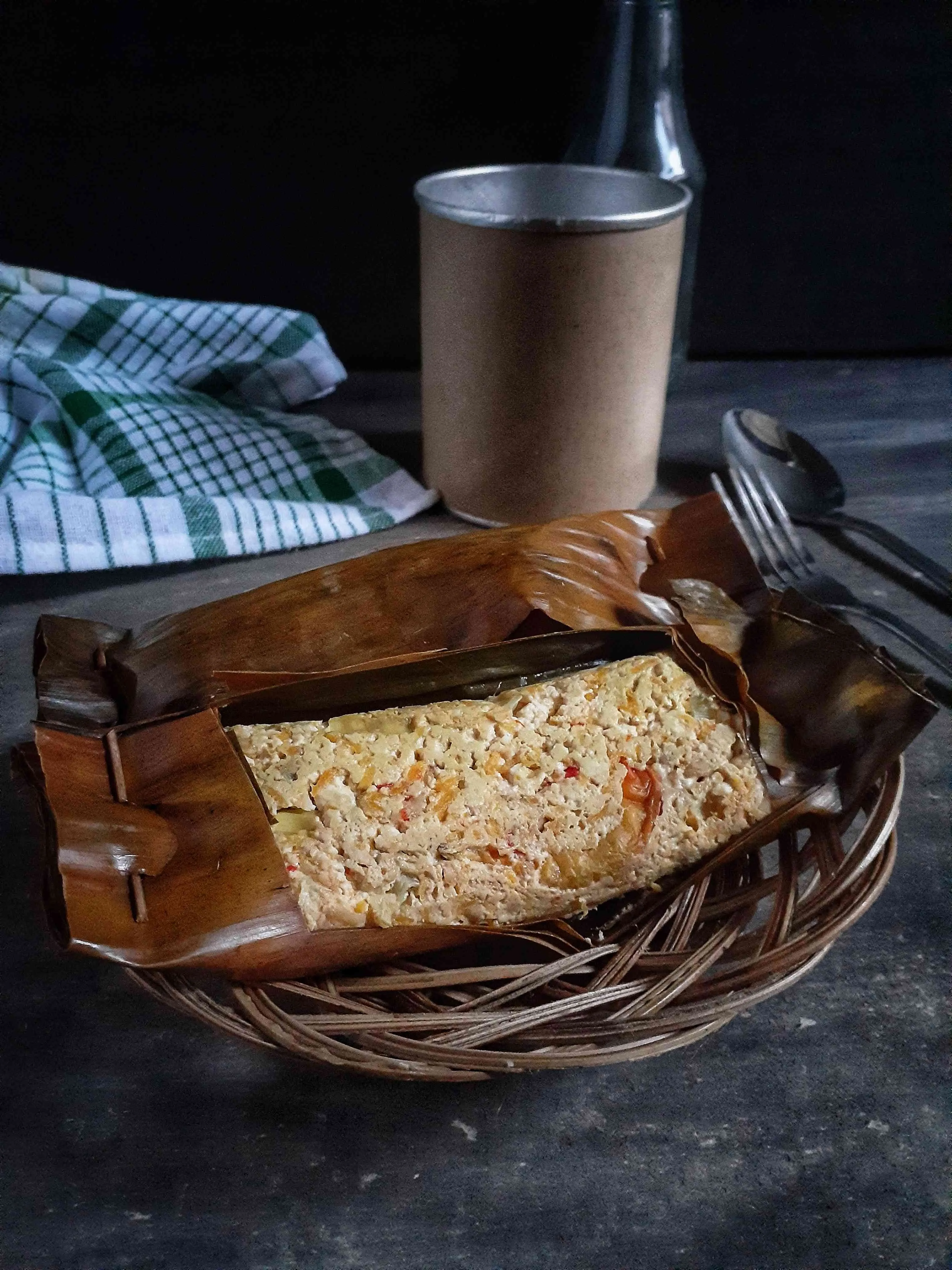 Bahan-bahan untuk pepes tahu dalam wadah plastik