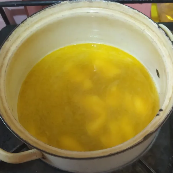 Rebus air, garam dan margarin hingga margarin leleh dan mendidih.