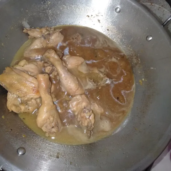 Apabila ayam sudah matang, tambahkan tepung 2 sdm maizena yang sudah dilarutkan dengan 5 sdm air. Kemudian aduk kembali sampai mengental. Bila sudah matang, siap untuk disajikan.