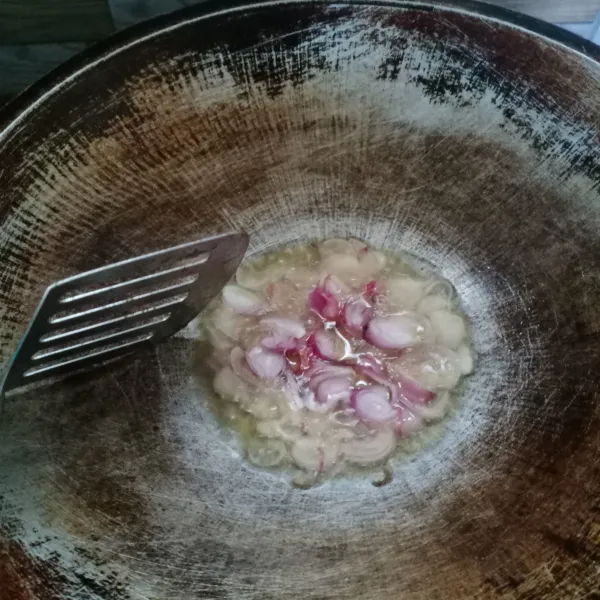 Tumis bawang merah sampai layu dan harum.