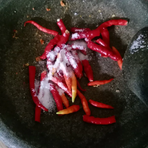 Ulek kasar cabe rawit, cabe merah dan garam.