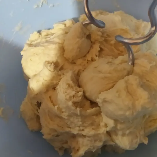 Campur semua terigu, gula, ragi instan, soft bread dan susu bubuk. Beri air es dan kuning telur, mixer. Masukan margarin dan garam, mixer lagi sampai kalis.