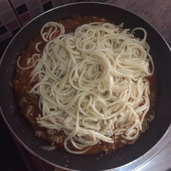 Masukkan spaghetti, aduk sampai rata. Angkat dan sajikan.