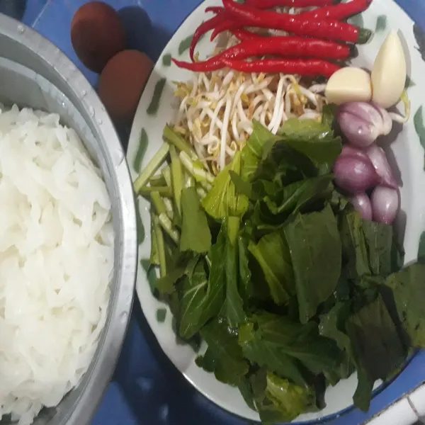 Cuci kwetiaw, siapkan bahan-bahannya.
