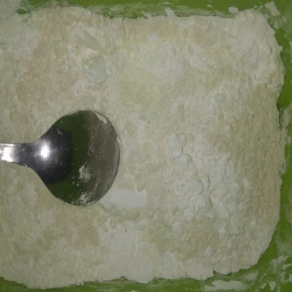 Sembari menunggu larutan gula hangat, campurkan bahan kering (kecuali baking soda) pada wadah terpisah dan aduk rata.