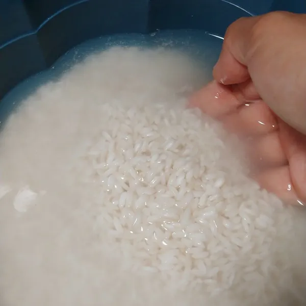 Rendam beras ketan selama 3 jam.