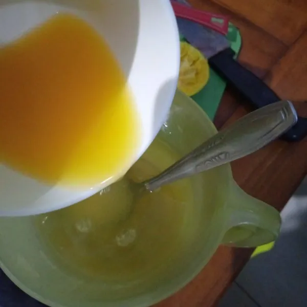 Tuang air jeruk dalam larutan air gula, aduk rata.