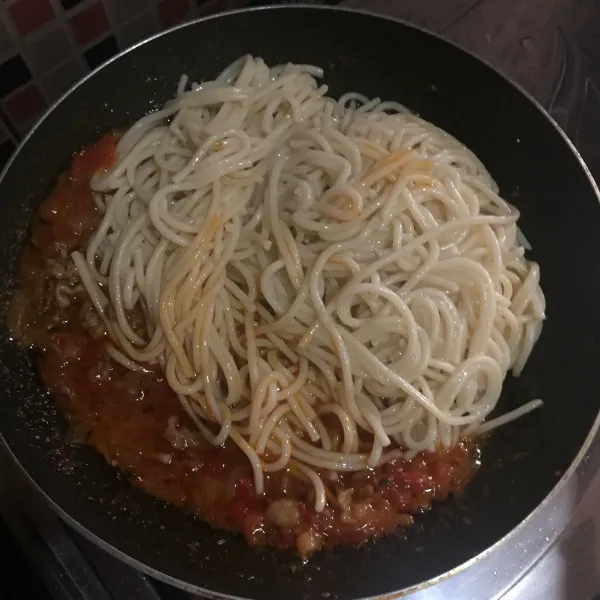 Masukkan spaghetti, aduk rata dan sajikan.