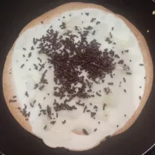 Setelah bagian bawah crepes berwarna keemasan beri topping.