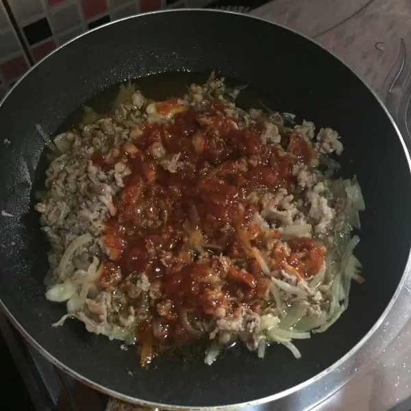 Tambahkan saus bolognese.