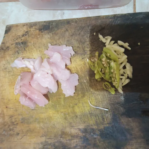 Filet dada ayam, iris tipis cabai dan bawang putih