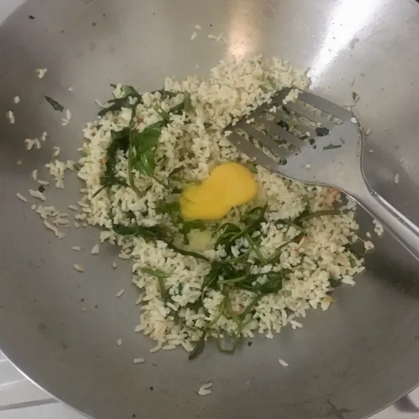 Masukan sebutir telur, orak arik bersama nasi hingga rata.