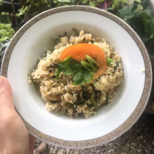 Masak hingga rata dan sedikit kering. Jangan sampai kangkung terlalu layu. Angkat dan sajikan.