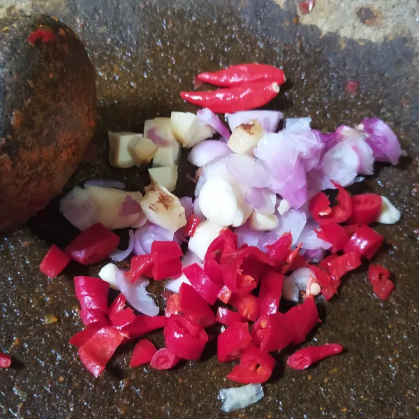 Haluskan bawang putih, bawang merah, kencur, cabe merah dan cabe rawit