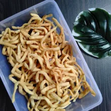 Simpan didalam toples agar renyahnya awet.