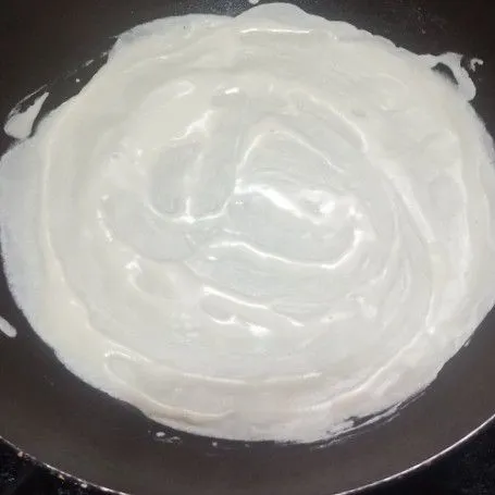 Panaskan teflon olesi dengan margarin kemudian lap menggunakan tissu, masukkan satu sendok sayur ke teflon dan ratakan.