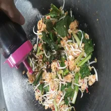 Aduk dan beri kecap manis, saus tiram, garam dan kaldu bubuk.