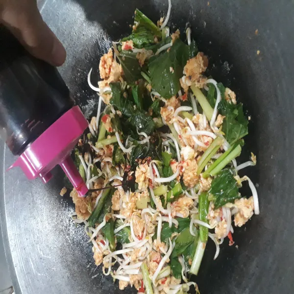 Aduk dan beri kecap manis, saus tiram, garam dan kaldu bubuk.