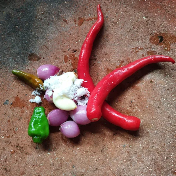 Haluskan bawang merah, bawang putih, cabe dan garam.