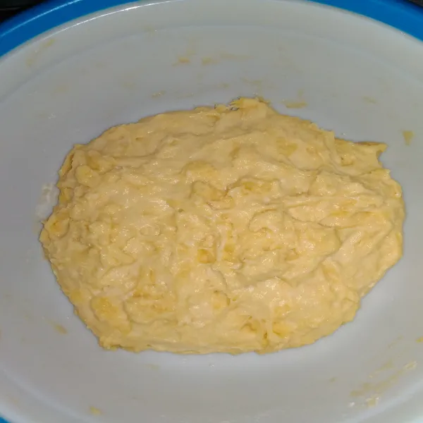 Campur semua bahan dough hingga kalis elastis. Lalu diamkan 1 jam.