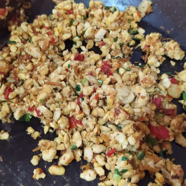 Aduk rata. Masak hingga tanak