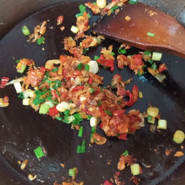 Tumis bumbu halus hingga harum. Lalu masukan daun bawang dan ebi yang sudah ditiriskan