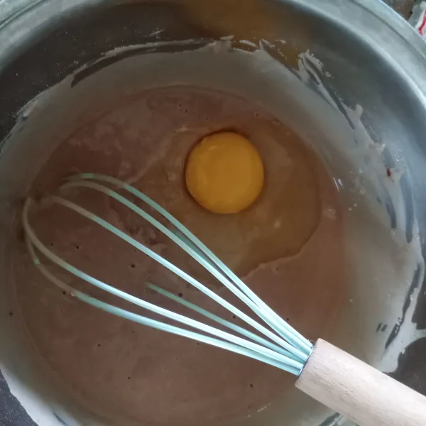 Masukan telur, aduk rata. Diamkan adonan selama 15 menit sampai keluar bintik-bintik.