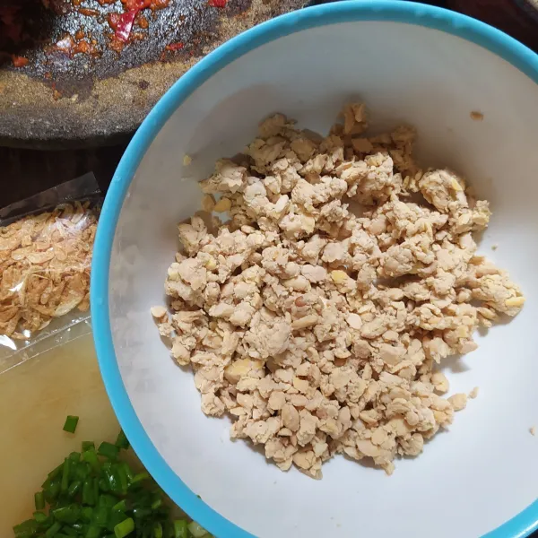 Haluskan tempe kukus. Cuci ebi lalu rendam dalam air panas.