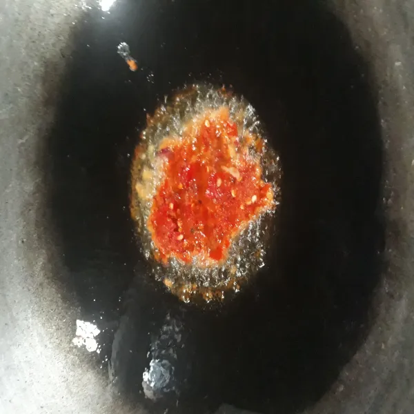 Ulek cabe dan duo bawang, lalu tumis.