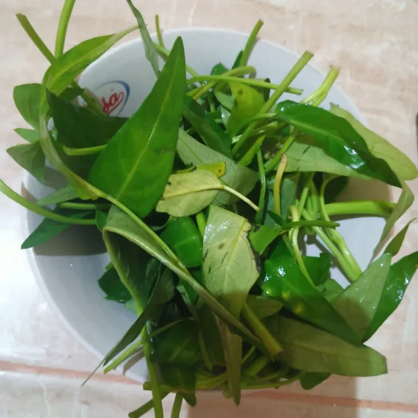 Petik-petik kangkung ambil daunnya kemudian cuci bersih