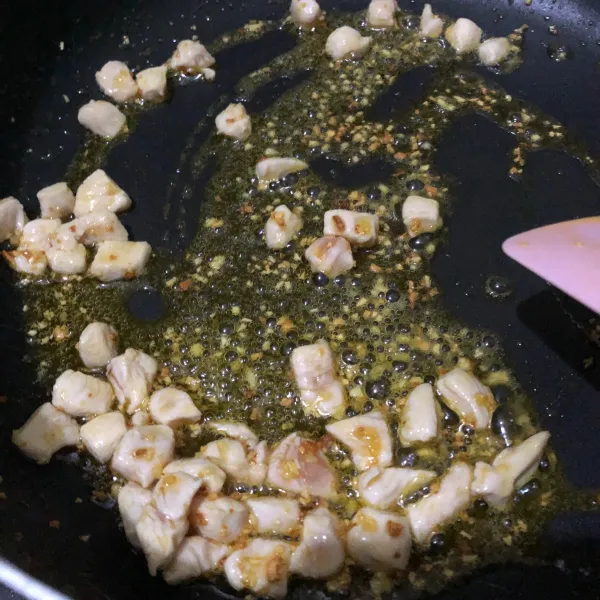 Masukan ayam fillet yang sudah dipotong dadu dan tambahkan sedikit parsley. Masak hingga ayam matang.