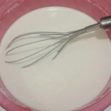 Tambahkan air dan aduk adonan menggunakan whisk, saring bila perlu. Diamkan adonan selama 5 menit. Untuk kekentalan adonannya, bisa disesuaikan patokan airnya, bisa ditambah sesuai selera.