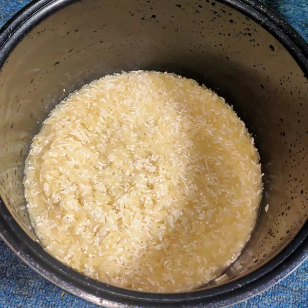 Cuci beras basmati dan beras biasa. Sisihkan.