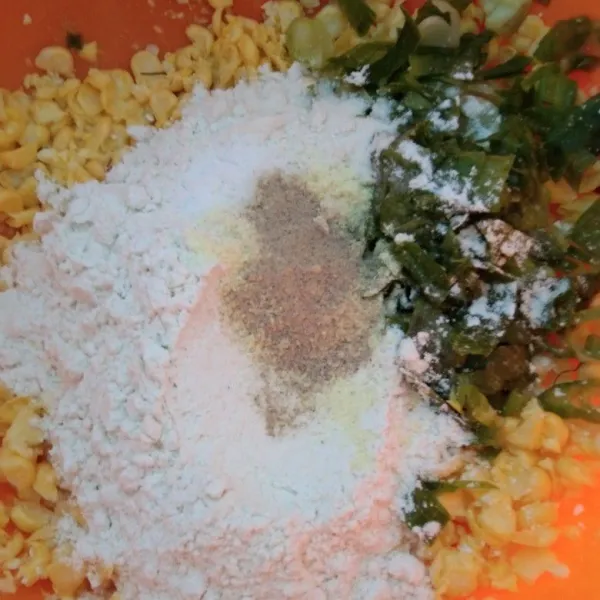 Tambahkan tepung terigu, irisan bawang daun, garam, merica bubuk dan kaldu jamur, aduk rata
