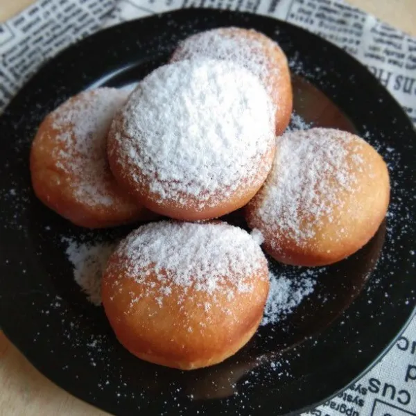 Taburi roti goreng dengan gula halus