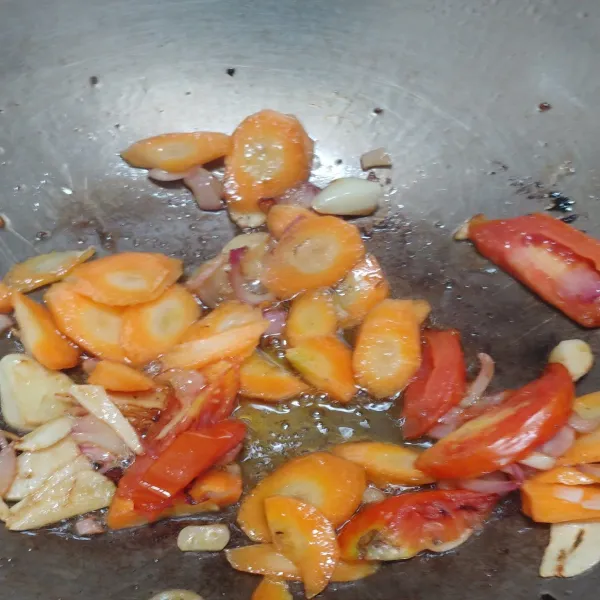 Kemudian masukan wortel, masak sampai wortel setengah matang bisa ditambahkan sedikit air.