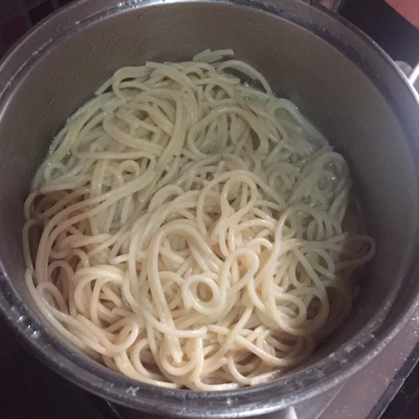 Rebus spaghetti kurang lebih 15 menit atau sampai tekstur yang diinginkan, kemudian sisihkan.