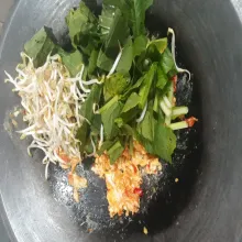 Orak-arik telur lalu masukan sayuran.